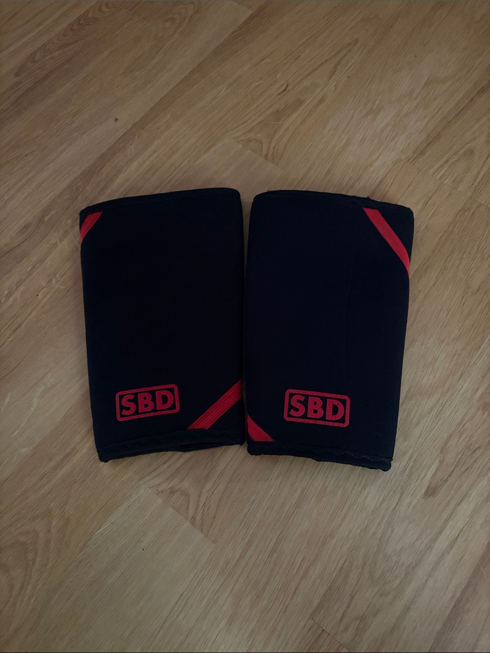 SBD Black & Red Knee Sleeves –